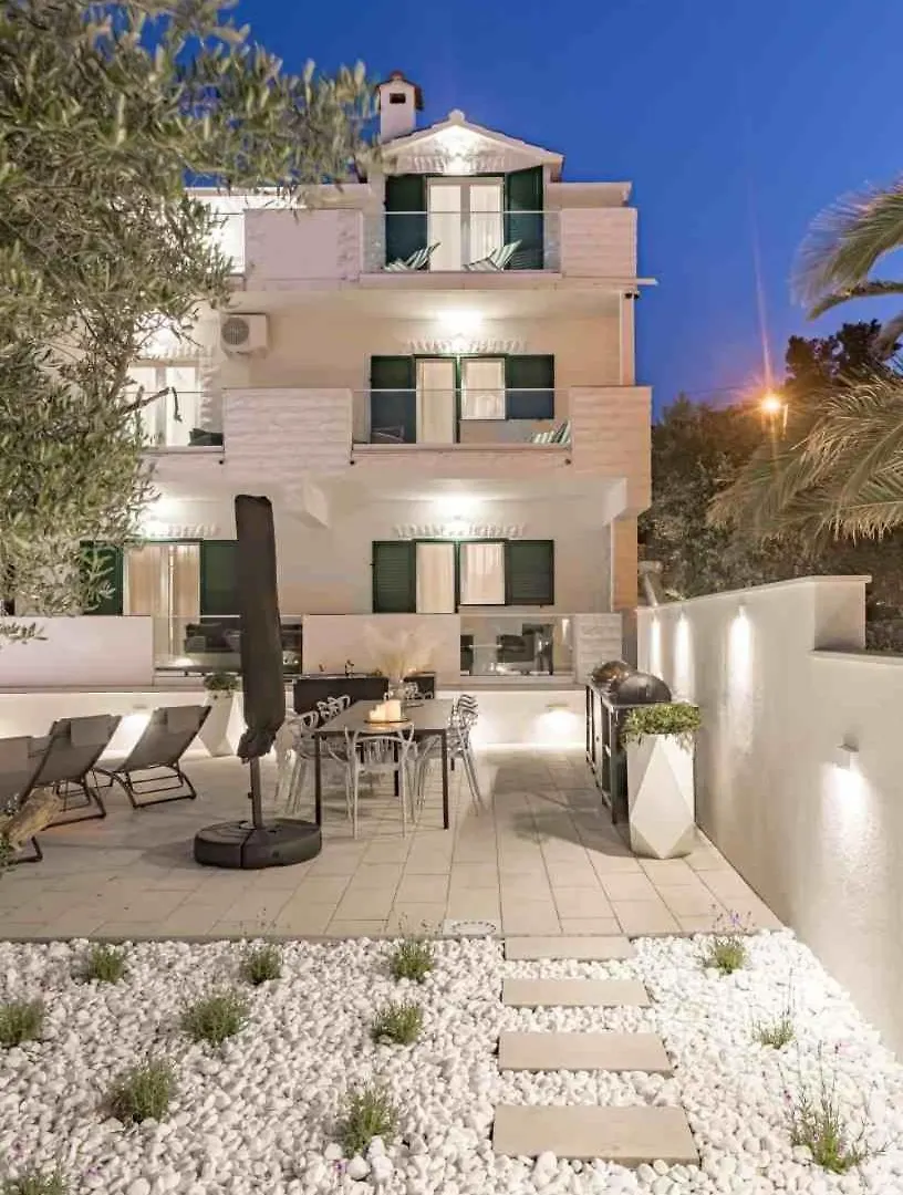 Apartment In Arbanija With Sea View, Terrace, Air Conditioning, Wifi 5139-5 트로기르 0*,  크로아티아