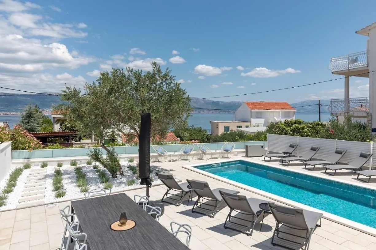 Apartment In Arbanija With Sea View, Terrace, Air Conditioning, Wifi 5139-5 트로기르
